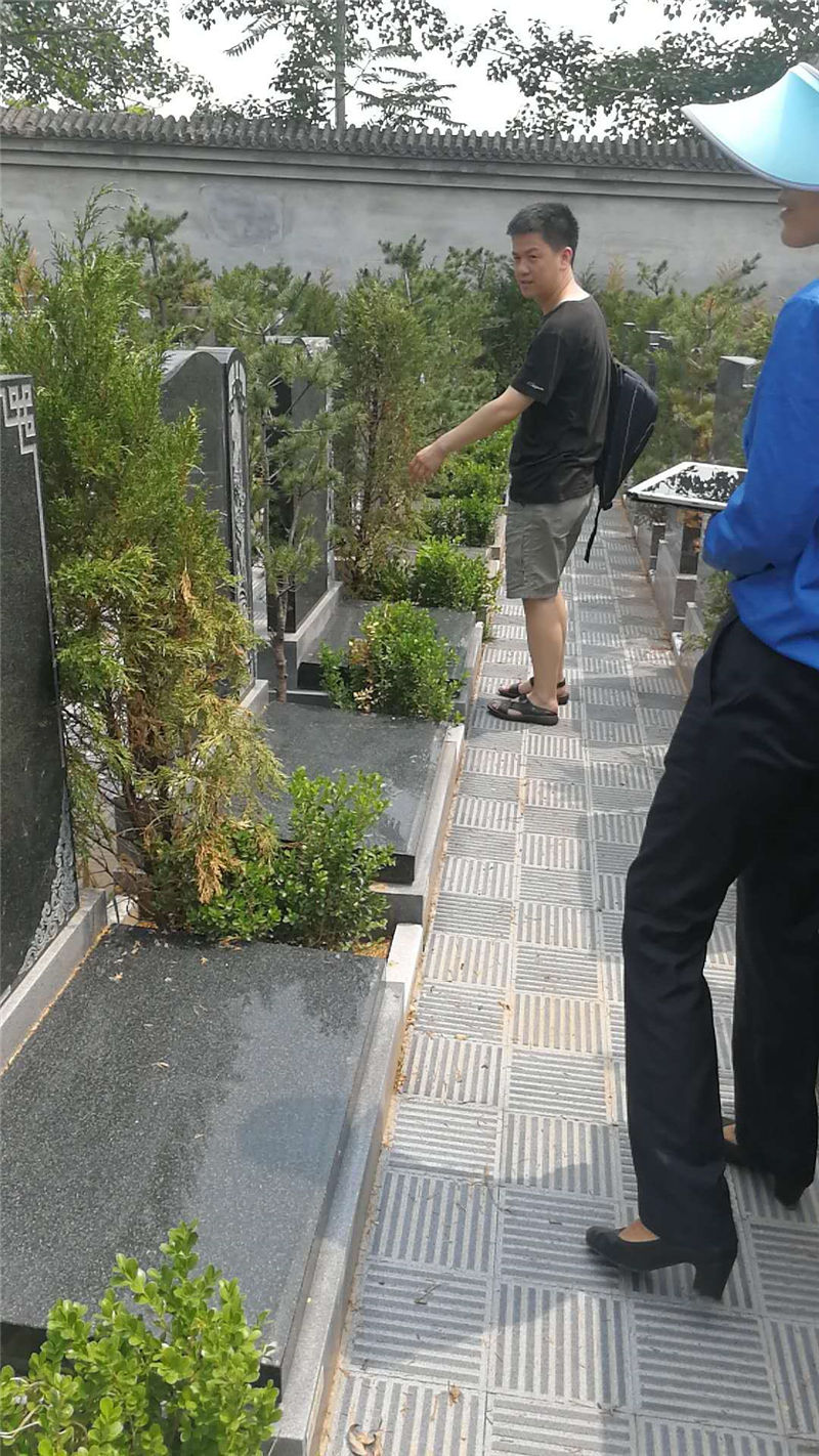 墓地业务员在讲解墓地情况