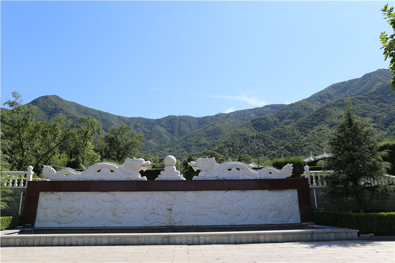 天山陵园景观图