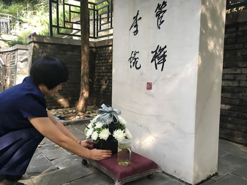 八达岭陵园员工摆放鲜花清茶