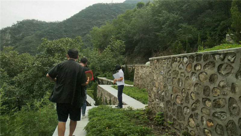 在九公山与风水师一起看墓地