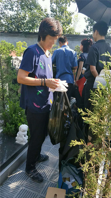 在天寿陵园进行安葬仪式