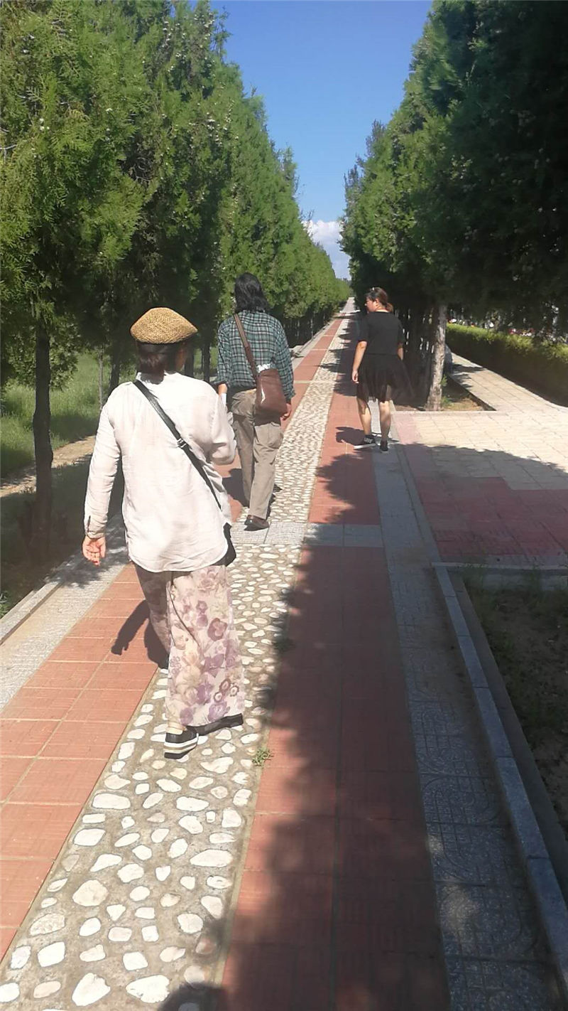夫妻在中华永久陵园看墓地