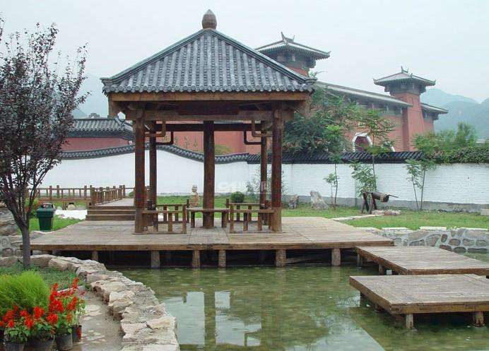 凤凰山陵园亭台水榭
