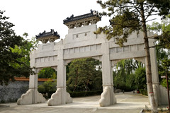 父母将寿穴选在了易县的世界华侨陵园