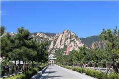 北京长安园是三面环山的格局吗？