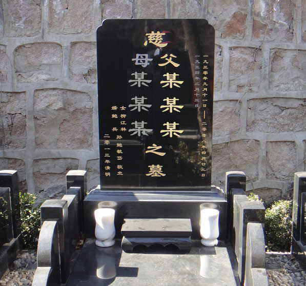这是公墓中实际墓碑样式