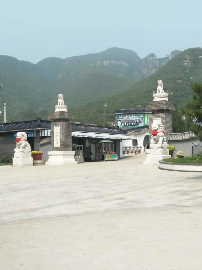 桃峰陵园大门