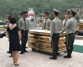 桃峰陵园为爷爷举行骨灰安葬仪式