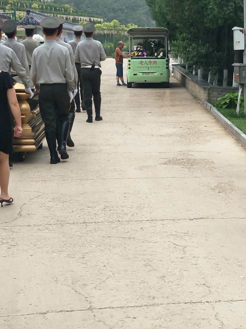桃峰陵园接灰仪式