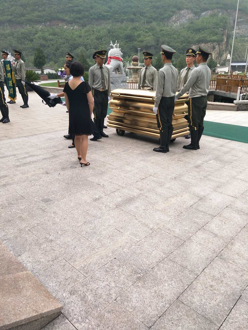桃峰陵园举行告别仪式