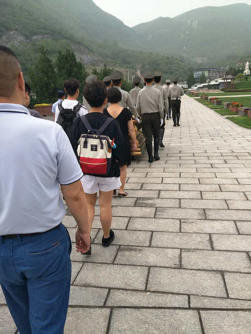 告别仪式完成，护送骨灰到墓穴安葬