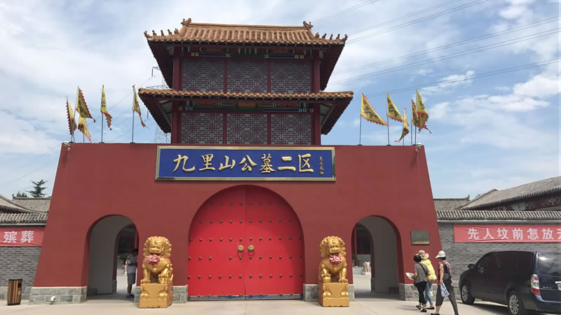 九里山公墓二区大门，很气派