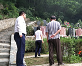 给老伴在九公山长城纪念林选择一块长眠宝地