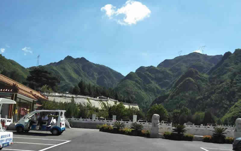 盘龙台公墓后面的景色