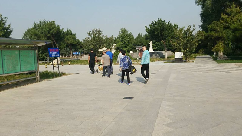 思亲园骨灰林骨灰安葬仪式