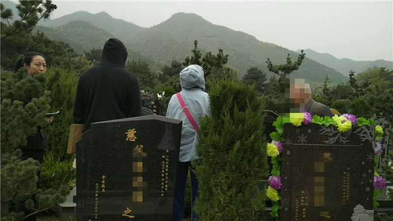 天寿陵园业务员带选墓地