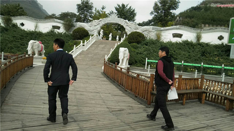 桃峰陵园业务大厅前广场