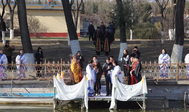 供灯、放生、鲜花祭扫,福条、福牌等