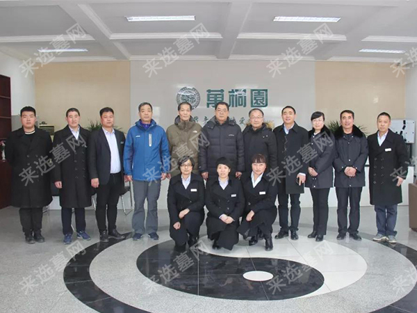 中国殡葬协会会长李建华在万桐公墓指导工作