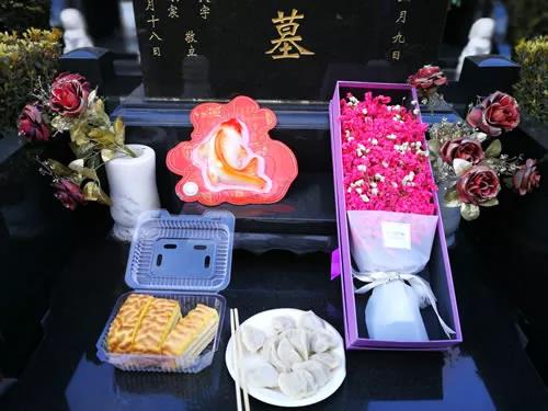 八达岭陵园正月初五鲜花祭拜图