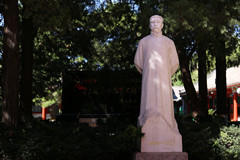 选墓途中感受万安公墓艺术墓的柔情似水