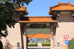 帮从小玩到大的朋友为家人挑选炎黄陵园墓地