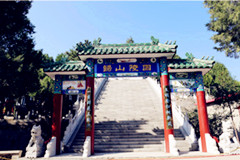 在归山陵园为孩子姥姥挑选一块墓地