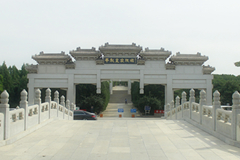 在华龙皇家陵园购买一处墓穴安葬姥姥