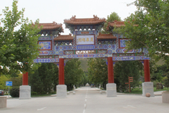 在风景秀丽的灵山宝塔陵园安葬已故的父亲