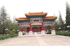 陪腿脚不便的父亲在平川式的中华永久陵园为母亲选墓