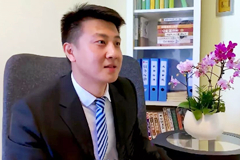 这个85后小哥哥从不主动和人握手,原因有点无奈