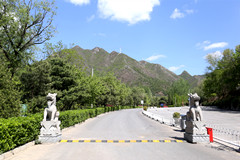 表兄弟一块去十三陵景仰园选墓