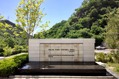 家里经济条件还可以，墓地选了个环境较好的九公山长城纪念林