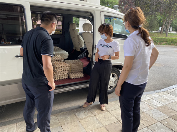 给职工送来慰问品—鸡蛋