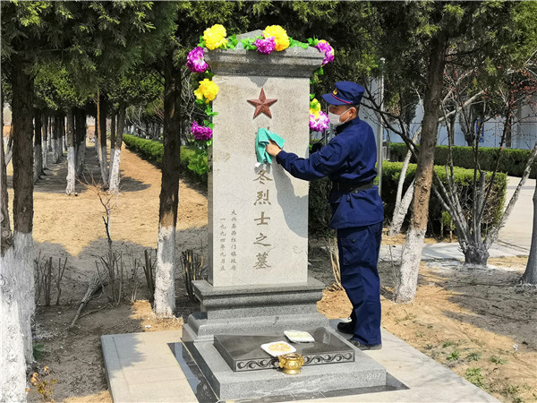 擦拭革命先烈墓碑