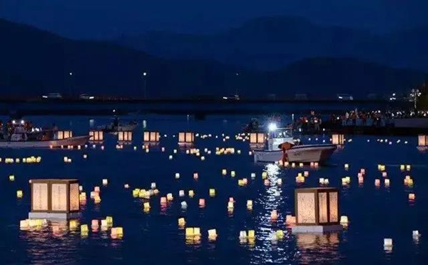 官厅中华永久陵园放河灯