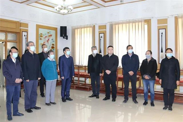 杭义洪、王建国一行参加仪式，代表院所职工送别于敏院士