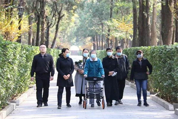 张宗烨院士推轮椅前来参加仪式