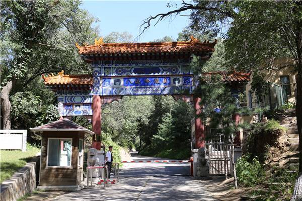 八达岭陵园大门