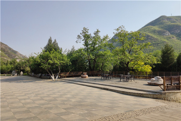 北京小汤山附近桃峰陵园景观