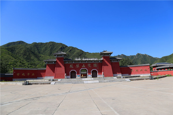 凤凰山陵园大门