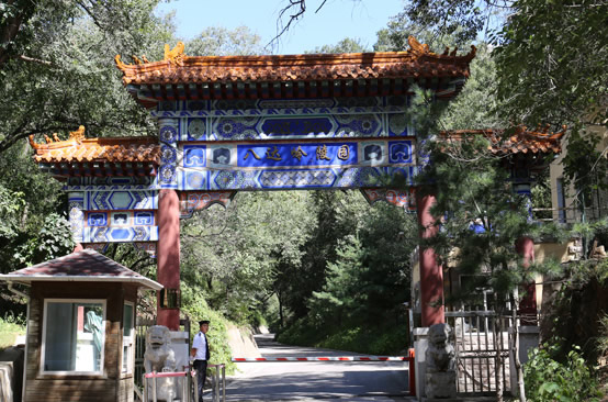 八达岭陵园大门
