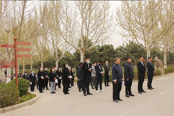 参加祭孔活动人员庄重肃立