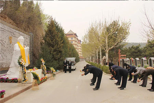 全体人员行三拜礼