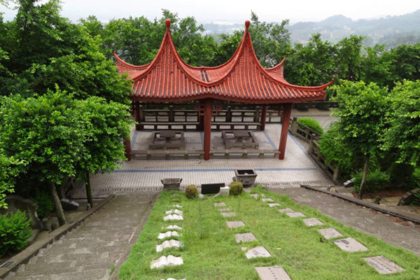 龙居山陵园环境