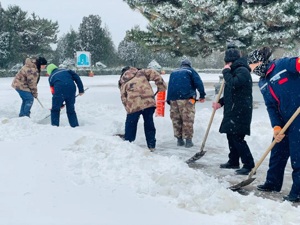 一起扫雪