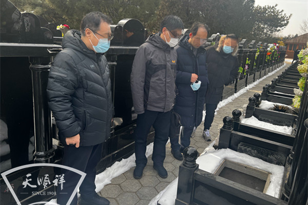 领导到陵园检查工作