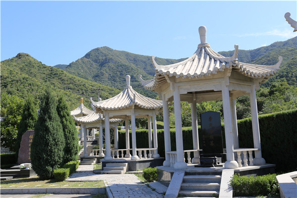 天山陵园亭子墓