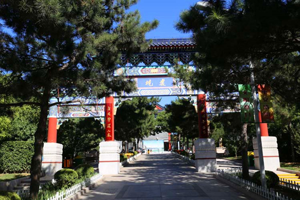 公墓大门