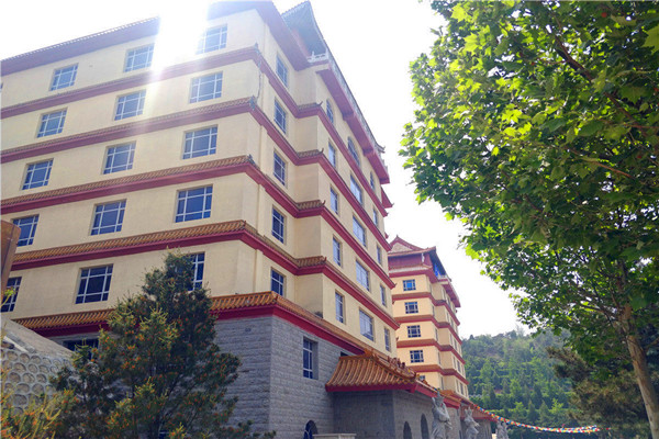 灵山宝塔陵园一角